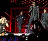 Will.i.am prononce un discours émouvant lors du dernier concert du groupe Black Eyed Peas à Miami, le 23 novembre 2011.