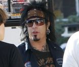 Nikki Sixx a des problèmes avec sa Chevrolet le 17 novembre 2011 à Los Angeles