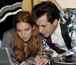 Joséphine de la Baume et Mark Ronson lors de la soirée des 135 ans de la maison Lancel à Paris le 24 novembre 2011