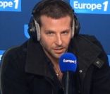 Bradley Cooper au micro de Nikos sur Europe 1, dans la matinée du 30 novembre 2011.