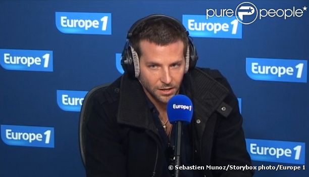 Bradley Cooper au micro de Nikos sur Europe 1, dans la matinée du 30 novembre 2011.