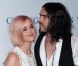 Très tendres, Katy Perry et son mari Russell Brand à la soirée Change Begins Within Benefit à Los Angeles le 3 décembre 2011 