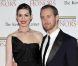 Anne Hathaway : Munie de sa superbe bague, elle rayonne avec son fiancé
