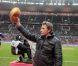Johnny Hallyday envoie le ballon au Stade de France le 3 décembre pour le match de rugby