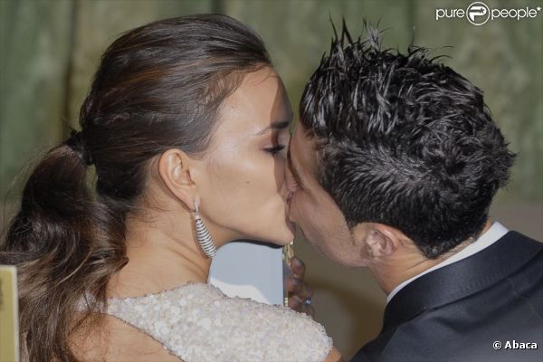 Cristiano Ronaldo et sa chérie Irina Shayk s'embrassent lors du Prix de la Mode, organisé par Marie-Claire à l'ambassade française de Madrid, le 17 novembre 2011