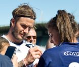 Un maillot qui ne risque pas de voir la machine à laver puisque signé par David Beckham le 5 décembre 2011 à Melbourne