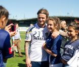 Les jeunes filles se sont précipitées pour obtenir une photo souvenir avec leur idole David Beckham le 5 décembre 2011 à Melbourne