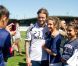 Les jeunes filles se sont précipitées pour obtenir une photo souvenir avec leur idole David Beckham le 5 décembre 2011 à Melbourne