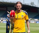 David Beckham découvre que le ballon du football australien est ovale le 5 décembre 2011 à Melbourne