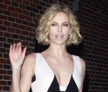 Charlize Theron sait comment vendre avec élégance, se rendant sur l\'émission de David Letterman avec une robe Antonio Berardi et des chaussures Tom Ford. New York, le 8 décembre 2011.<br />