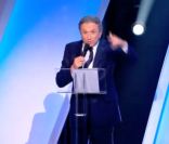 Michel Drucker dans l'émission Laurent Gerra ne s'interdit rien, diffusée le samedi 10 décembre 2011 sur TF1.