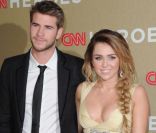 Miley Cyrus, sublime, dévoile un décolleté affriolant au bras de son amoureux