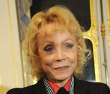 Isabelle Aubret, très émue, au ministère de la Culture, à Paris, le 14 décembre 2011.