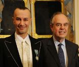 Arturo Brachetti décoré par Frédéric Mitterrand au ministère de la Culture, à Paris, le 14 décembre 2011.