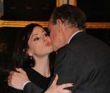 Tina Arena décorée par Frédéric Mitterrand au ministère de la Culture, à Paris, le 14 décembre 2011.