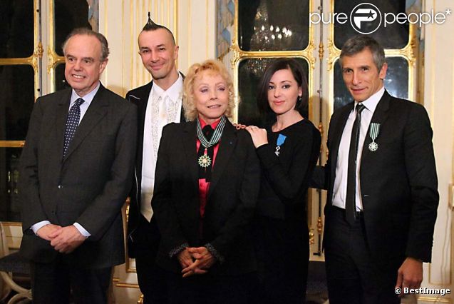 Nagui, Arturo Brachetti, Isabelle Aubret et Tina Arena décorés par Frédéric Mitterrand au ministère de la Culture, à Paris, le 14 décembre 2011.