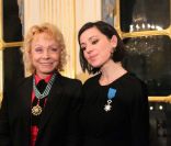 Tina Arena et Isabelle Aubret décorés par Frédéric Mitterrand au ministère de la Culture, à Paris, le 14 décembre 2011.