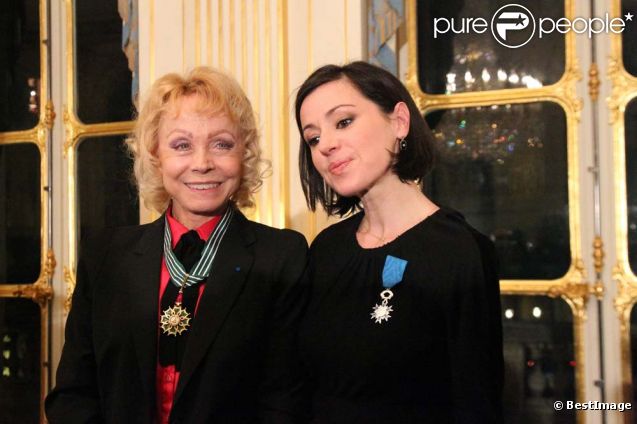 Tina Arena et Isabelle Aubret décorés par Frédéric Mitterrand au ministère de la Culture, à Paris, le 14 décembre 2011.