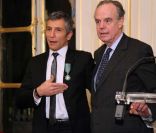 Nagui décoré par Frédéric Mitterrand au ministère de la Culture, à Paris, le 14 décembre 2011.