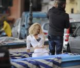 Claudia Schiffer en plein shooting à Sorrente, en Italie. Le 15 décembre 2011
