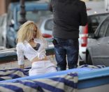 Claudia Schiffer en plein shooting à Sorrente, en Italie. Le 15 décembre 2011