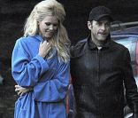 Claudia Schiffer fait une pause avec son mari Matthew Vaughn alors qu\'elle est en plein shooting à Sorrente, en Italie. Le 15 décembre 2011