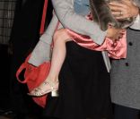 Suri, 5 ans, porte des talons pour sortir avec ses parents, le 16 décembre 2011, à New York.<br />