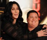 Chaz Bono et sa mère Cher à Los Angeles, le 18 novembre 2010. 