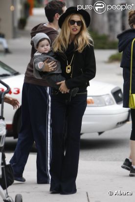 Rachel Zoe et son fils Skyler à Los Angeles, le 19 décembre 2011.