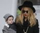 Dans son typique look seventies marquée par son jean bootcut, Rachel Zoe s'est accordée une session shopping avec son fils Skyler. Los Angeles, le 19 décembre 2011.