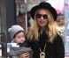 Rachel Zoe tient son fils Skyler dans les bras à Los Angeles, le 19 décembre 2011.