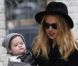 Rachel Zoe et son fils de neuf mois Skyler à Los Angeles, le 19 décembre 2011.