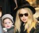 La styliste, créatrice, entrepreneuse et surtout maman Rachel Zoe, minutieuse dans ses achats. Los Angeles, le 19 décembre 2011.