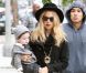 Rachel Zoe, en balade avec Skyler son fils de sept mois, dans le quartier de West Hollywood pour une thérapie shopping. Los Angeles, le 19 décembre 2011.