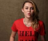 Miley Cyrus pour la fondation J/P Haitian Relief Organization, décembre 2011.