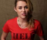 Miley Cyrus soutient la fondation de Sean Penn pour venir en aide à Haïti, décembre 2011.