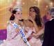 Miss France 2011, Laury Thilleman pose la couronne à Delphine Wespiser  lors de l'élection de Miss France 2012, à Brest, le 3 décembre 2011