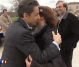 Visite de Nicolas Sarkozy chez la productrice de lait Sophie Poux, mars 2011. La bise pour se dire bonjour... 