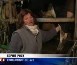 Visite de Nicolas Sarkozy chez la productrice de lait Sophie Poux, mars 2011. Juste avant son arrivée, elle présente ses installations aux caméras. 