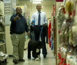 Barack Obama s\'est lancé dans une séance shopping à Alexandria en Virginie en compagnie de son chien Bo. Le 21 décembre 2011