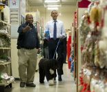 Barack Obama s\'est lancé dans une séance shopping à Alexandria en Virginie en compagnie de son chien Bo. Le 21 décembre 2011