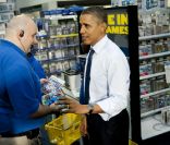 Barack Obama s\'est lancé dans une séance shopping à Alexandria en Virginie en compagnie de son chien Bo. Le 21 décembre 2011