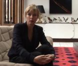  Karin Viard raconte l'accouchement très problématique de sa fille Simone en 200 et témoigne de l'implication de la matenrité des Lilas. 