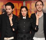Amira Casar papillonne avec de charmants jeunes hommes