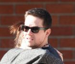 Mark Wahlberg entouré de sa précieuse famille s\'éclate au parc pour enfants à Los Angeles. Le 22 décembre 2011
