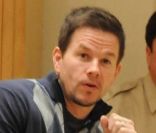 Mark Wahlberg avec sa fille, choisit un cadeau pour son épouse... Le 23 décembre 2011<br />