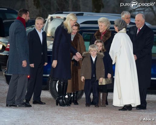 Les jeunes Sverre Magnus et Ingrid Isabella pas emballés par leur sortie à l'église ? La famille royale de Norvège de sortie pour la messe de Noël, dans la soirée du 24 décembre 2011 à Oslo.