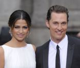 Matthew McConaughey et sa belle Camila Alves : un couple élégant et assorti durant les 20 ans de Dolce & Gabbana à Milan en juin 2010