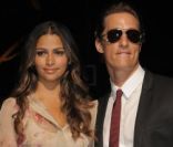 Les tourtereaux Camila Alves et Matthew McConaughey sont plus torrides que jamais lors du défilé Dolce & Gabbana à Milan en juin 2010