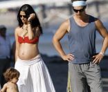 En septembre 2009 sur la plage de Malibu, Matthew McConaughey partage un moment de bonheur avec Camila Alves, enceinte, et leur petit Levi